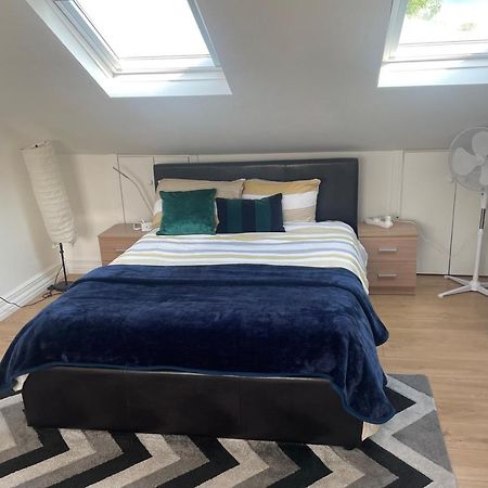 Beautiful Loft With En-Suit In A Family House, London Kültér fotó