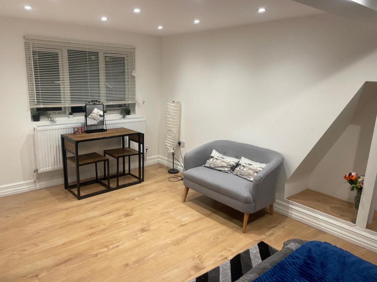 Beautiful Loft With En-Suit In A Family House, London Kültér fotó